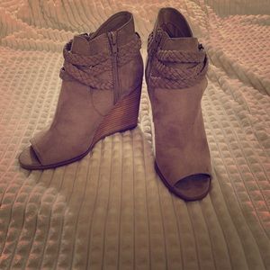Madden Girl peep toe wedge - Size 9